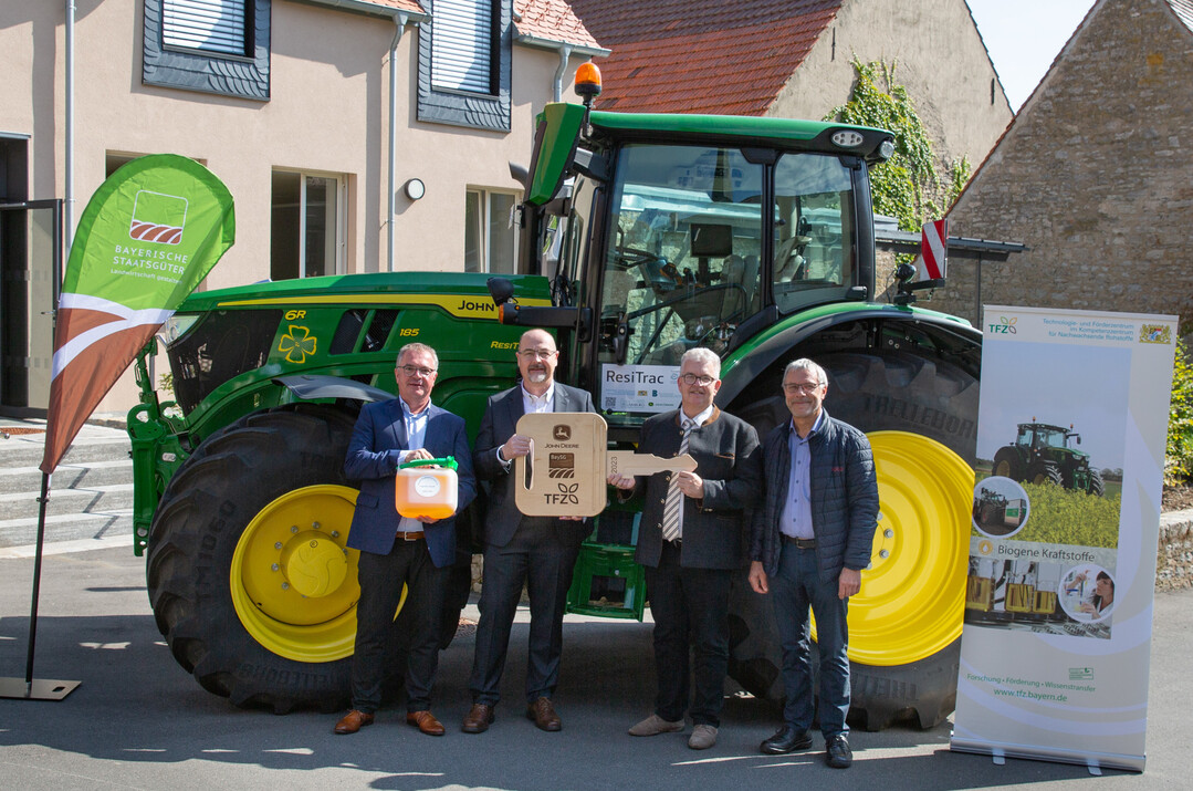 Klimafreundlich Nahrungsmittel produzieren � John Deere �bergibt Testtraktor an das Bayerische Landwirtschaftsministerium im Beisein von (v.l.n.r.) Dr. Edgar Remmele, TFZ, Dr. Udo Scheff, John Deere, Amtschef Hubert Bittlmayer, Bayerisches Staatsministerium f�r Ern�hrung, Landwirtschaft und Forsten, Anton Dippold, BaySG.