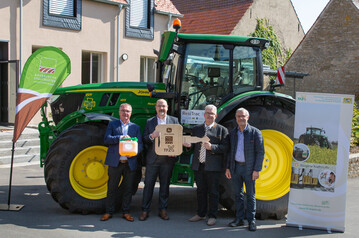 Klimafreundlich Nahrungsmittel produzieren � John Deere �bergibt Testtraktor an das Bayerische Landwirtschaftsministerium im Beisein von (v.l.n.r.) Dr. Edgar Remmele, TFZ, Dr. Udo Scheff, John Deere, Amtschef Hubert Bittlmayer, Bayerisches Staatsministerium f�r Ern�hrung, Landwirtschaft und Forsten, Anton Dippold, BaySG.