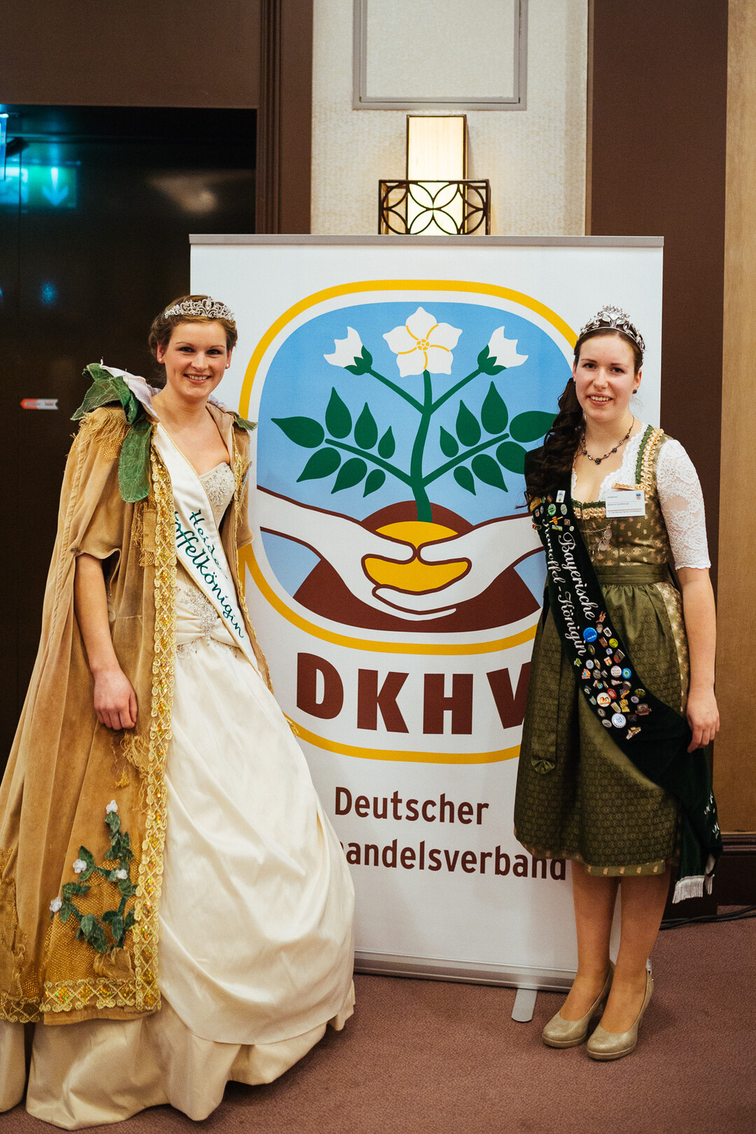 Heide-Kartoffelk�nigin Julia Dorau und Bayerische Kartoffelk�nigin Johanna Daferner