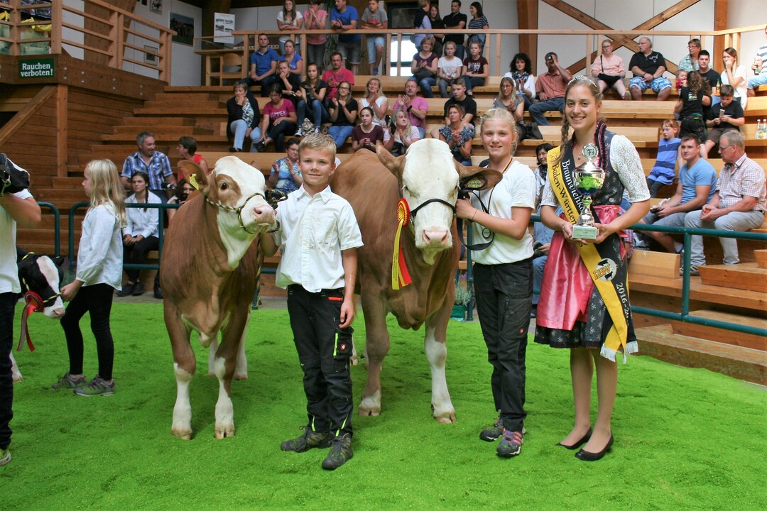 Strahlende Gesichter bei den Junior-Champions. Braunviehk�nigin (v. r.) Beate B�hler mit der Siegerin Elena Fuchs und dem Reserve-Sieger Lorenz Fuchs, beide aus Schlier. 