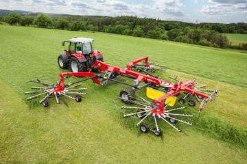 Leistungsfähige und innovative Technik zur Grünfutterernte - hier der Juras Großflächenschwader - wird bei Fella seit 1932 produziert.