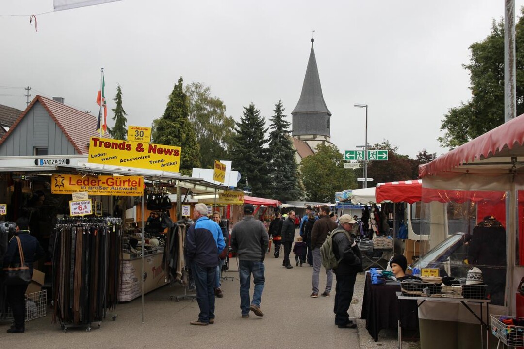 Der Turm der Michaelskirche ist von jedem Punkt des Festgeländes zu sehen und hilft bei der Orientierung unter den 500 Ausstellern.