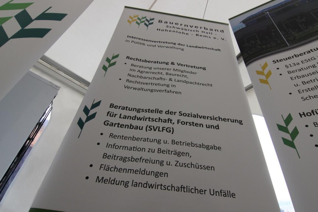 Information und Beratung satt bieten der Bauernverband und seine Partner im Grünen Zelt - zu erkennen am Banner über dem weißen Dach.