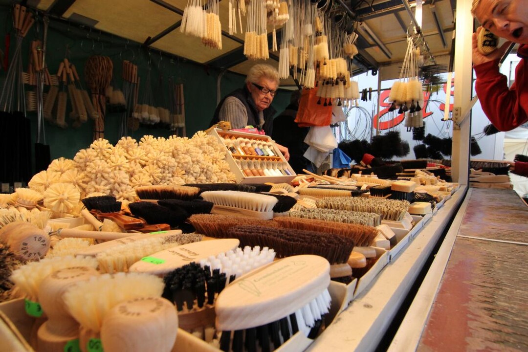 Bürsten, Besen, Pinsel: Wer einfache Putzhilfen sucht, findet auf dem Krämermarkt mit seinen 280 Buden sicher das Richtige.