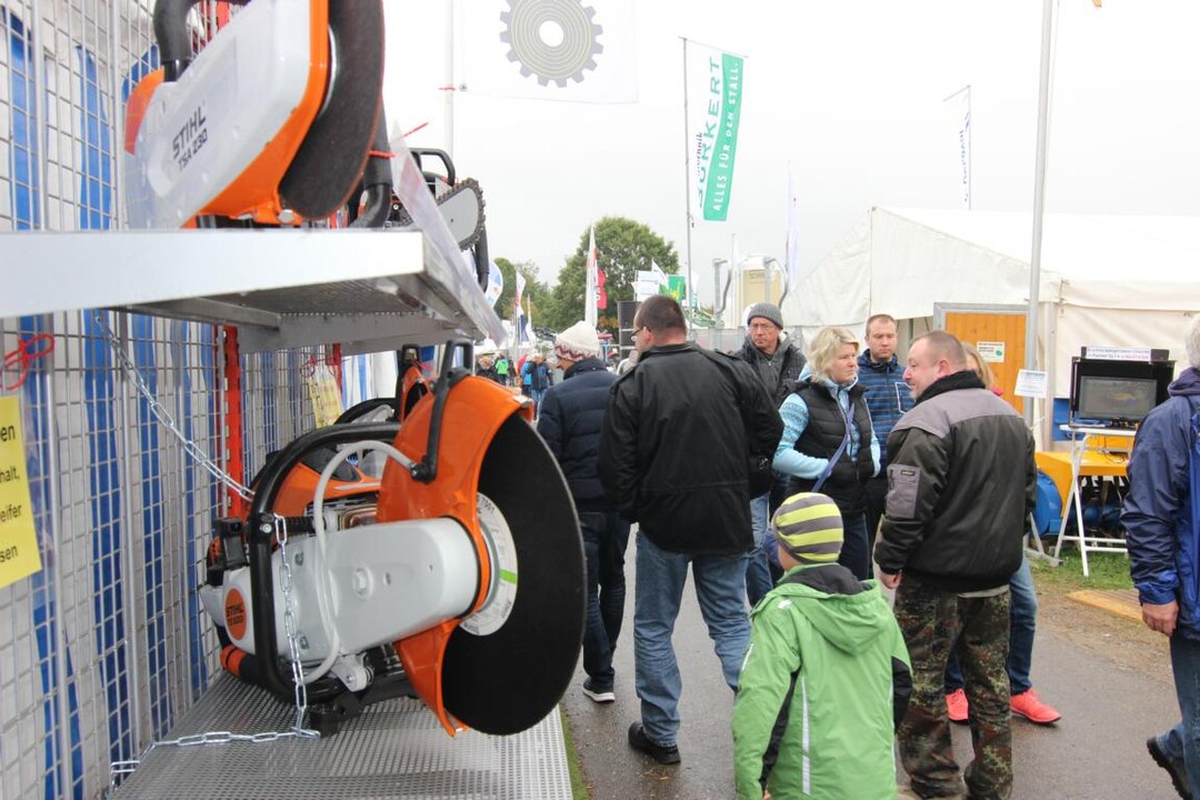 Kleingeräte für die Hofwerkstatt gehören ebenfalls zum Angebot.