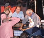 Bürgermeister Siegfried Gröner beim Fassanstich im Festzelt Hahn.