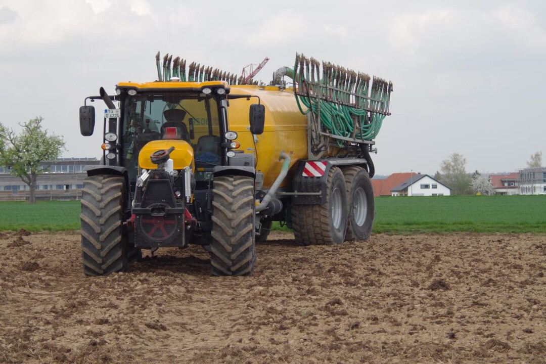 Dieses Gespann mit 35 Tonnen gehört einem Lohnunternehmer im Raum Kusterdingen.