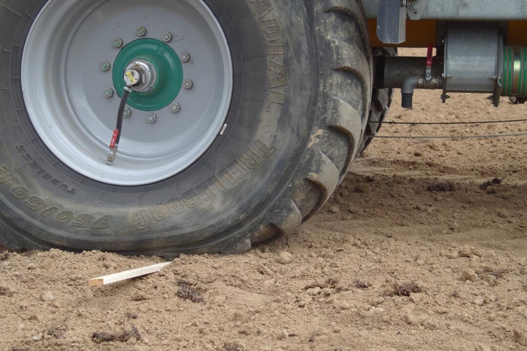 Mit 0,8 bar Reifendruck bleibt eine zwei Zentimeter dünne Holzlatte nach einer Überfahrt des 35-Tonnen-Gespanns unversehrt.