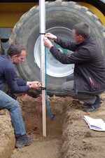 Auf Pflugerde steigt die Wassersäule des Bodendruckmessers um circa einen Meter.