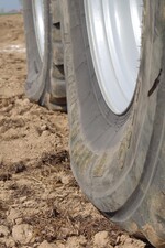 Bauch erwünscht: Der reduzierte Reifendruck für die Feldarbeit ist mit bloßem Auge an der hohen Reifenbreite an der Auflagefläche sichtbar.