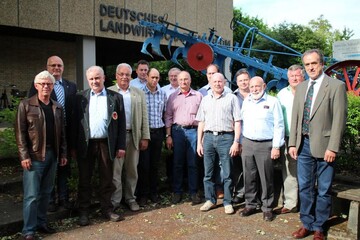 Teilnehmer der Gr�ndungsversammlung f�r das "Kuratoriums Weltpfl�gen 2018" vor dem Landwirtschaftsmuseum in Stuttgart-Hohenheim. Rechts Kuratoriumsvorsitzender Helmut Wolf aus Langenau.