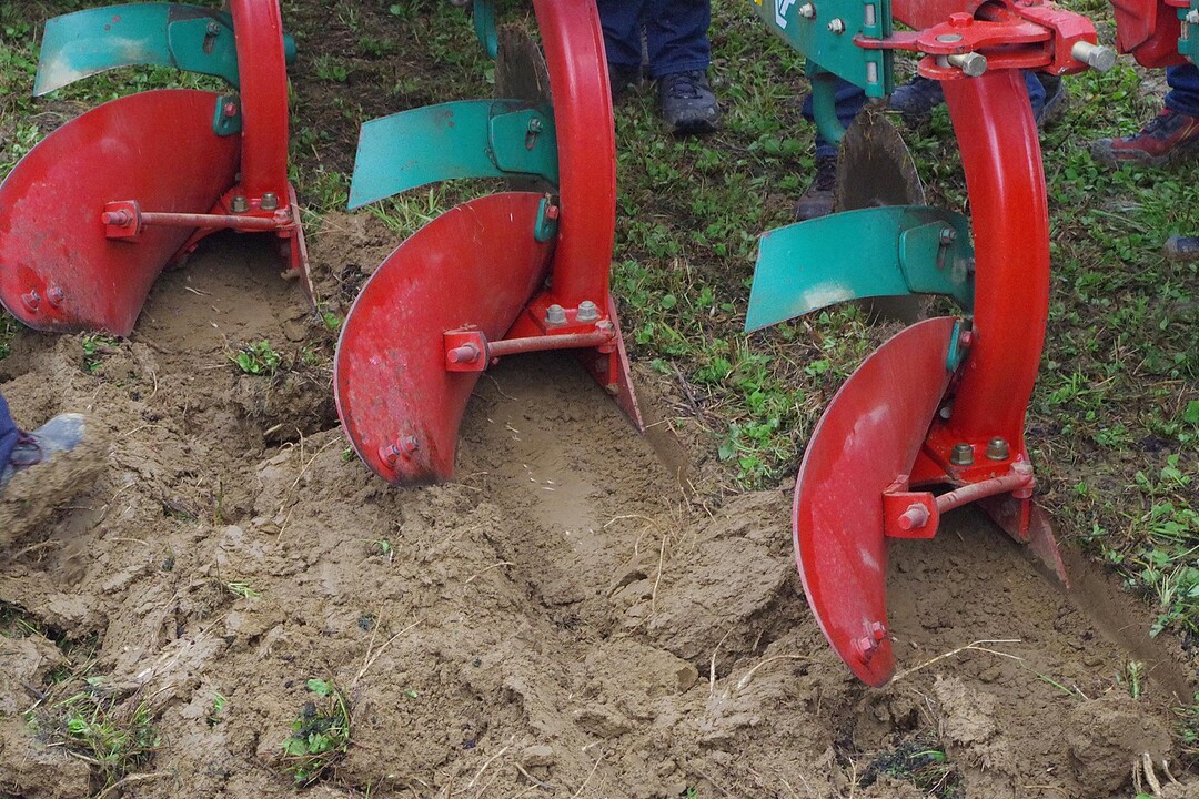 Der Kverneland-Pflug drang nur neun Zentimeter tief in den Boden ein - laut Kern ein sehr gutes Ergebnis (sehr flach) f�r einen Pflug mit gro�em K�rper.