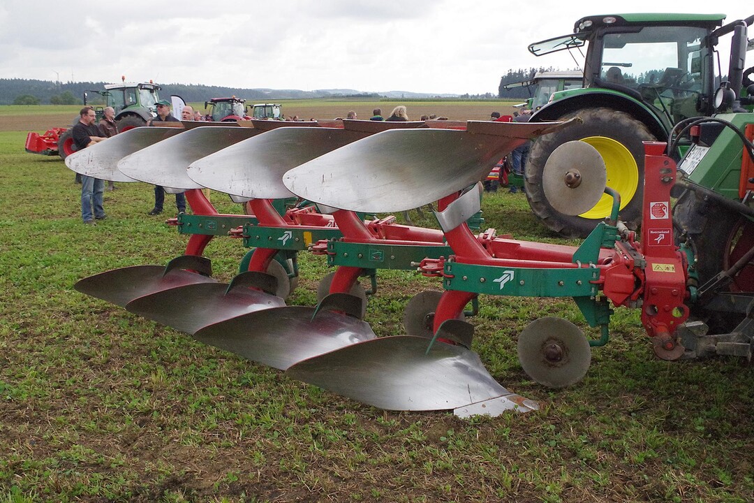 Der Kverneland-Pflug hat einen langen Korpus.