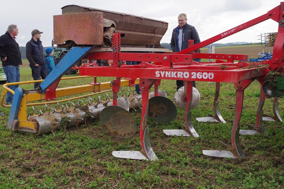Der P�ttinger Synkro ist ein Grubber mit sieben Fl�gelscharen auf drei Metern Arbeitsbreite.