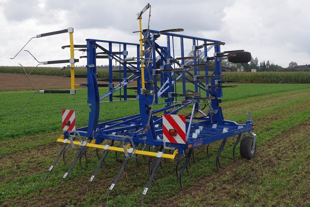 Treffler verfolgt das Prinzip eines zweigeteilten Umbruchs. Diese Federzahnegge kommt vor dem Grubber zum Einsatz und rei�t den Boden an.