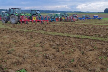 Beim Bioland-Bodenbearbeitungstag in Alpirsbach zeigten Landwirte, Maschinenbauer und Landh�ndler 18 Ger�te im Praxiseinsatz.