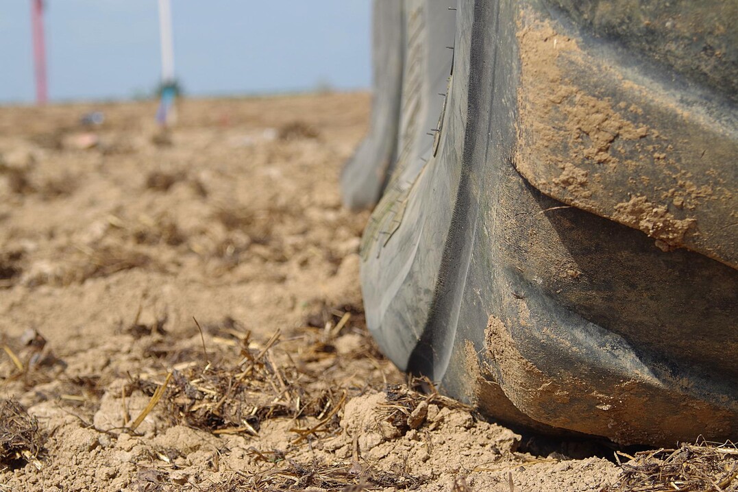 Niedrige Reifendrücke verhindern hauptsächlich, dass der Druck nicht tief in den Boden gelangt.