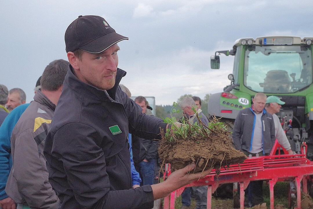 Bioland-Anbauberater Jonathan Kern f�hrte durch die Veranstaltung und bonitierte gemeinsam mit den anwesenden Landwirten die B�den.