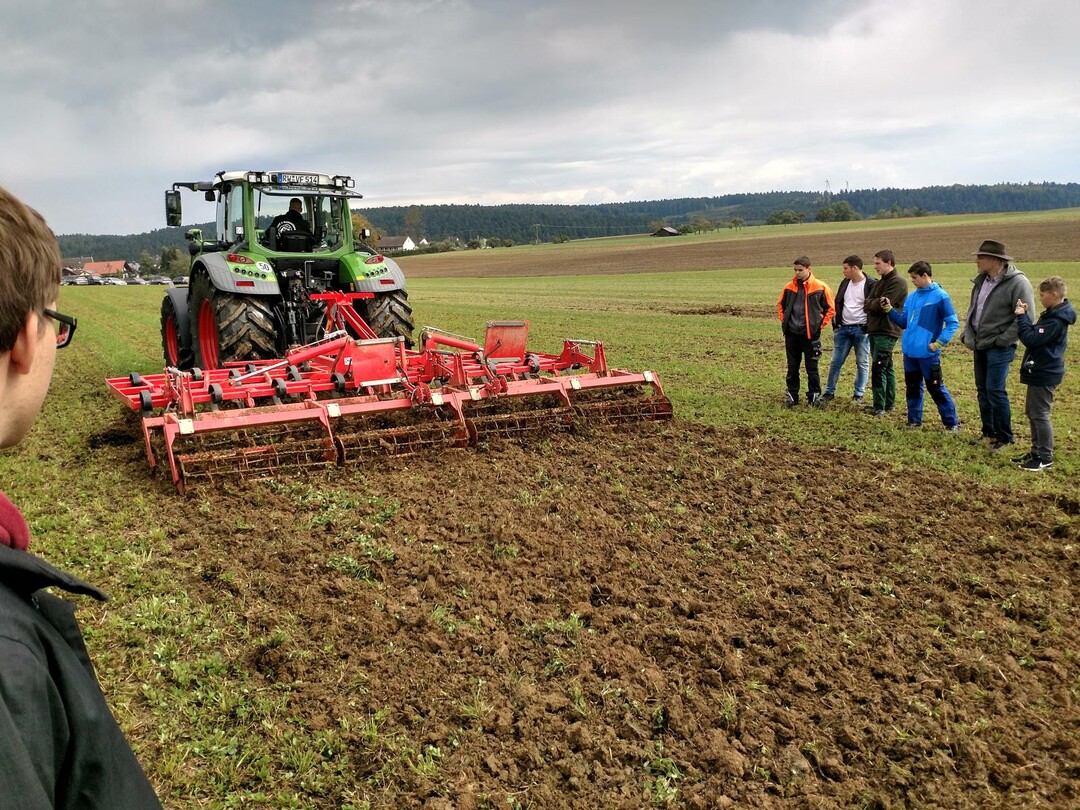 Der Grubber dr�ckt den durchmischten Boden mit einer Walze leicht an.