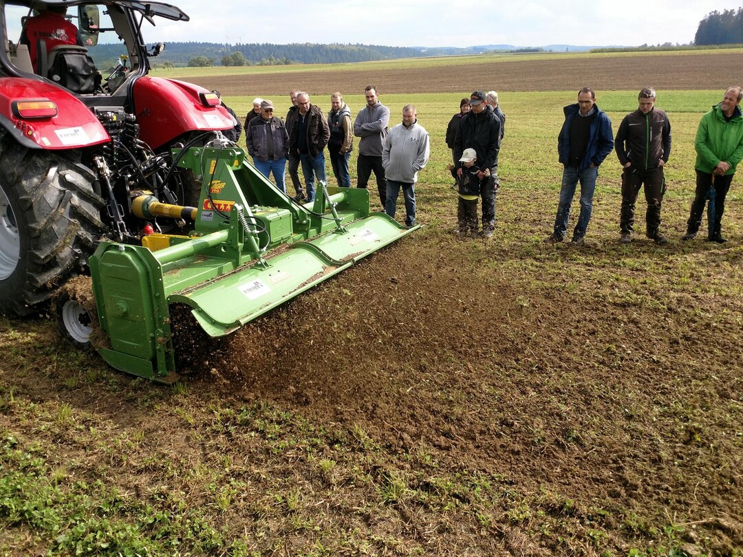 Die Celli-Fr�se durchmischt Boden und organische Masse.