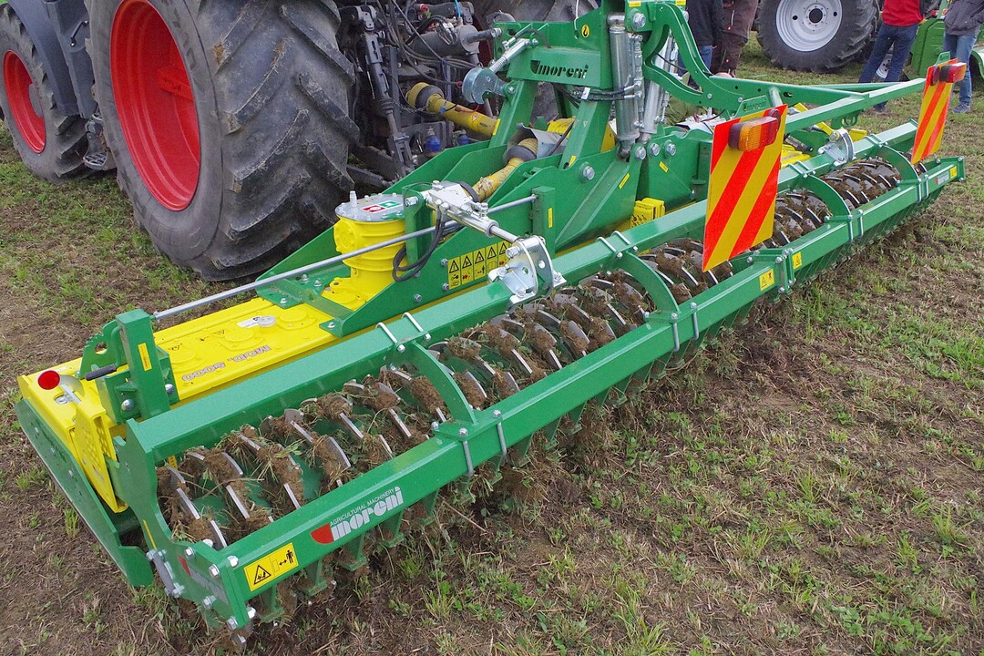 Die Moreni-Scheibenegge im Einsatz. Das Ger�t bringelaut Firmenvertreter mehr Drehscheiben je Meter Arbeitsbreite unter und schone dadurch die Lager.