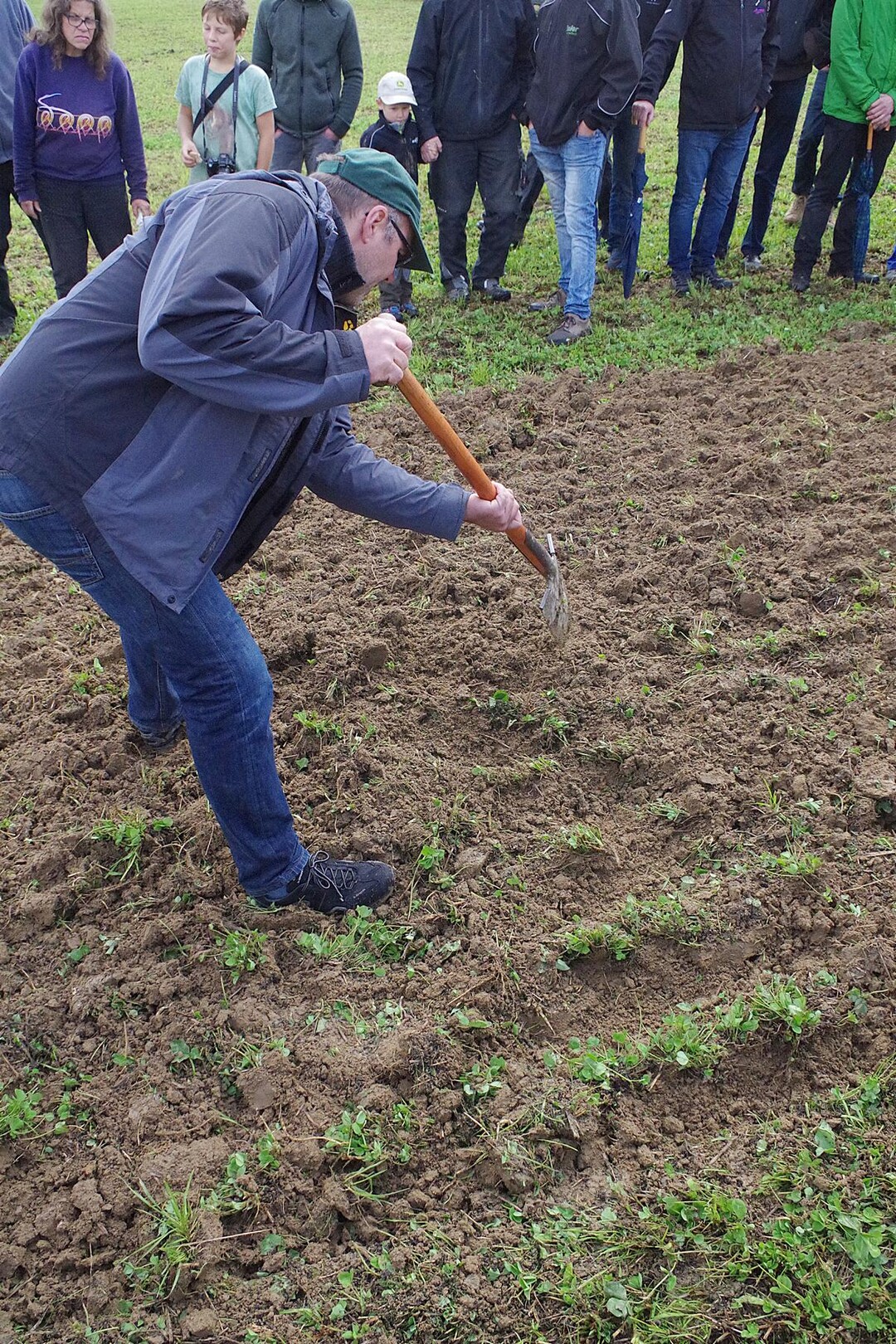 Der Schnitt ist nicht zu tief. Er f�llt weniger fl�chig aus und hinterl�sst ein Damm-Muster unter der Erde. Daf�r ist die Schlagkraft mit einer Scheibenegge laut den Experten hoch. Viele Pflanzen werden aus dem Boden gezogen. Die nachlaufende Walze dr�ckt relativ fest an. 
Der Vorteil einer zweireihigen Egge ist laut Firmenvertreter der, das am Berg bei einem zweireihigen Ger�t jedes Rad neue Erde bekommt, w�hrend eine vierreige Egge rutscht und das vordere Eggenrad in der Spur des folgenden l�uft.