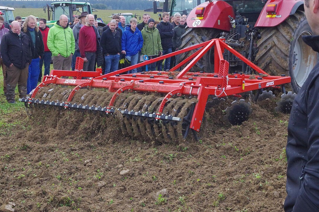 Die Scheibenegge kann mit hoher Geschwindigkeit gezogen werden, der Kraftaufwand ist relativ gering.