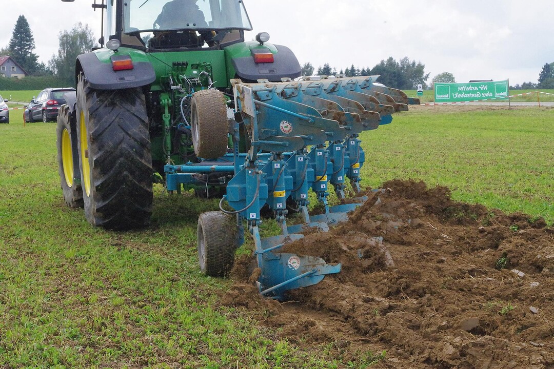 Emmegiemme stammt aus Italien, wo die Pfl�ge h�ufig in der Po-Ebene auf steinigen B�den zum Einsatz kommen. Der spezielle Aufbau soll verhindern, dass gro�e Gesteinsbrocken an die Oberfl�che gezogen werden.