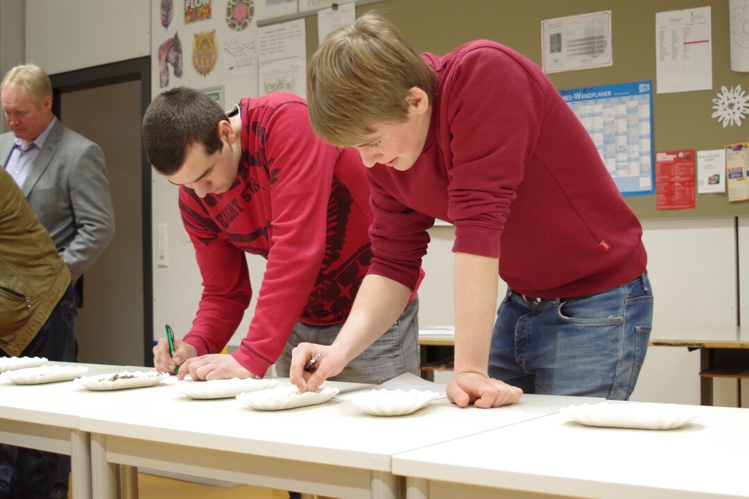Zwei Azubis bestimmen Futtermittel und Materialien.