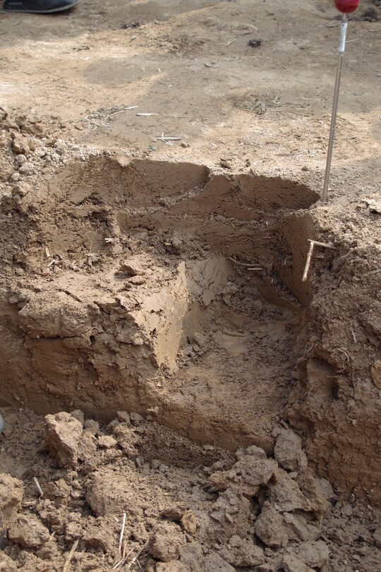 Dieser Boden hat schon viel Druck abgekriegt und sieht fast aus, als könnten Lehmbausteine daraus gewonnen werden.