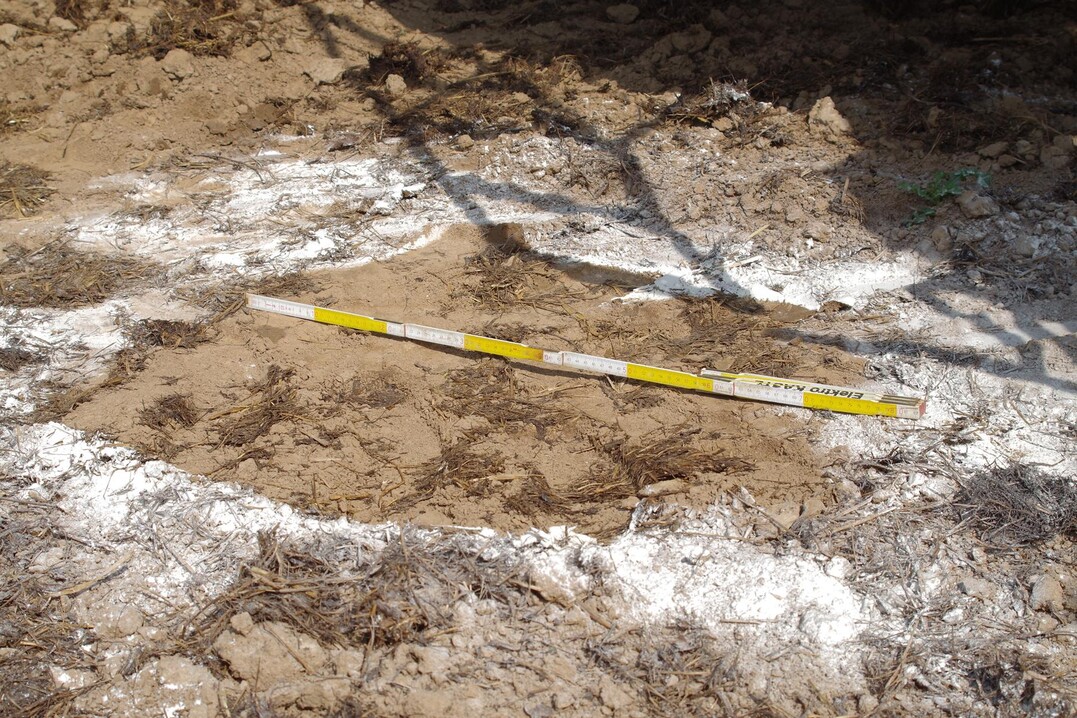 Wer Kalk um seine Reifen verstreut, kann einfach die Aufstandsfläche messen.