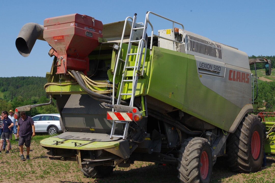 Der Drescher trägt den Saatguttank huckepack.