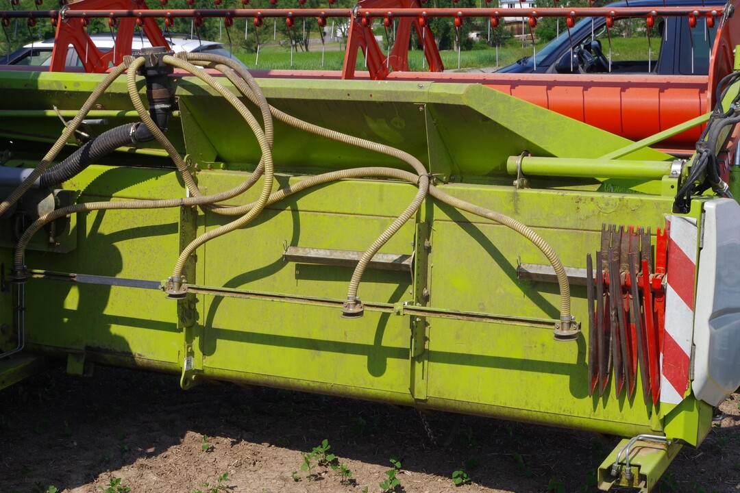 In Schläuchen wird das Saatgut für die Zwischenfrucht zum Gebiss geblasen.