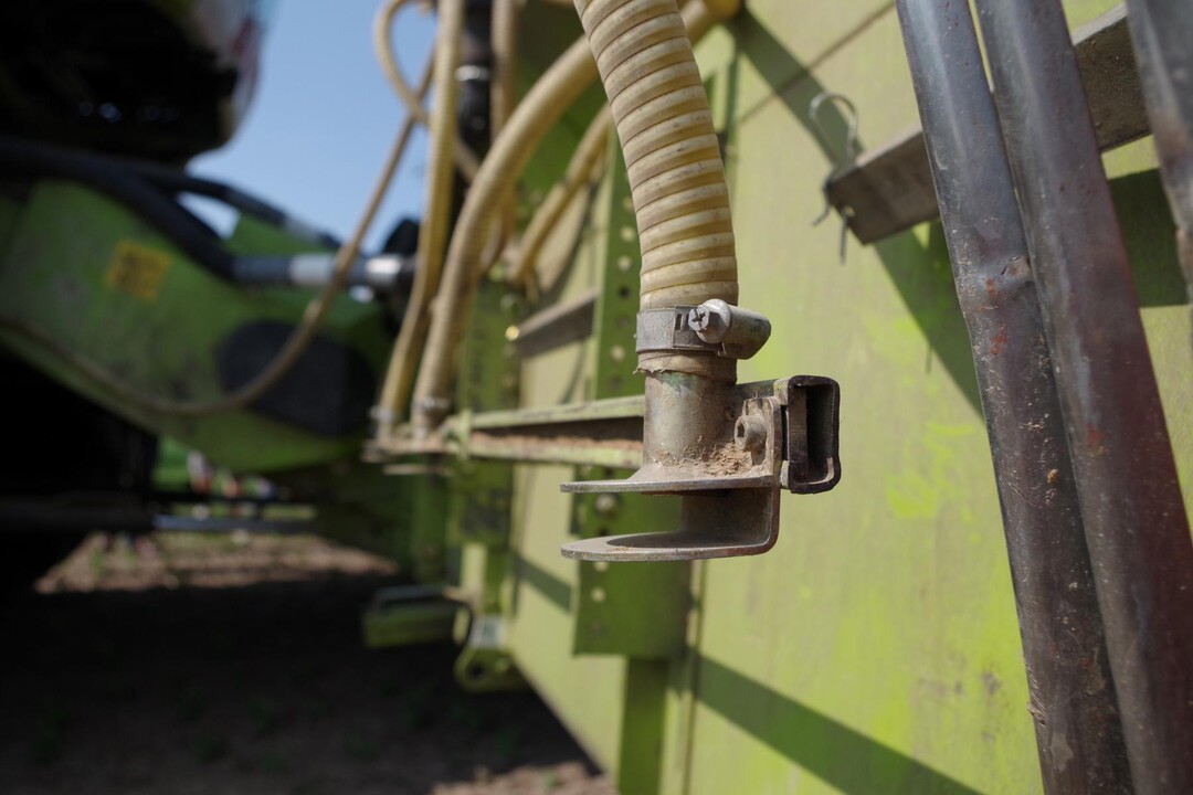 Über solche Auslässe fällt das Saatgut auf die Erde zwischen den Stoppeln, bevor das Stroh auf den Boden gelangt. So wird die Restfeuchte optimal genutzt und ein Wachstumsvorsprung gegenüber Unkräutern gewonnen.