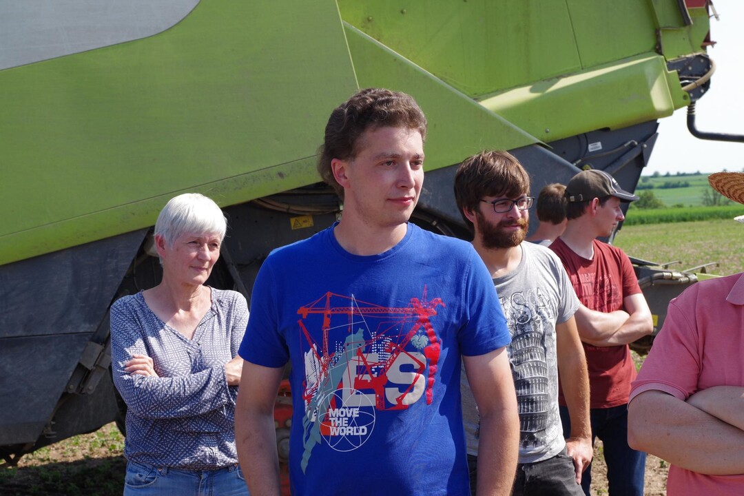 Tobias Heumesser hat auf dem Feldtag in der Nähe von Rottenburg einen von ihm im Rahmen des Agrartechnik-Studiums in Hohenheim zur Direktsaat umgebauten Mähdräscher gezeigt.