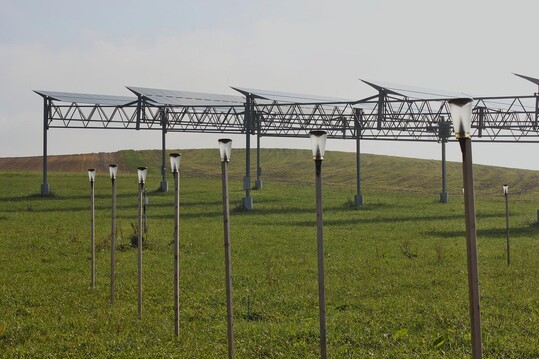  Unter der APV-Anlage war die Sonneneinstrahlung rund 30 % schw�cher und auch die Bodentemperatur war verringert � vermutlich hat das zu positiven Ertr�gen im hei�en Jahr 2018 im Vergleich zur nicht �berdachten Referenzfl�che beigetragen. 