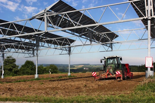 In Versuchen des Fraunhofer ISE konnte die Fl�chennutzungseffizienz durch APV auf 186 % angehoben werden gegen�ber der Einzelnutzung mit einer Kultur oder mit Sonnenkollektoren.    