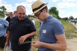 Landwirt Rolf Eckert aus Kleiningersheim (links) und Dr. Alexander Rosenberger von der BayWa-Tochter Evergrain aus Hamburg prüfen eine Sommergerstenähre der Sorte Planet.