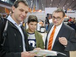 Artur Fleischmann und sein Sohn informieren sich auf der Intervitis Interfructa Hortitechnica 2016 bei Walter Miller (rechts), Leiter der regionalen Verkaufsberatung von Stihl. Weingärtner Fleischmann und sein Sohn waren aus dem Rems-Murr-Kreis am frühen Morgen des Sonntag, 27. November 2016, auf die Messe nach Stuttgart gekommen.