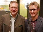 Informieren sich auf der Intervitis Interfructa Hortitechnica in Stuttgart, hier beim "Tag der Brenner": ZG Raiffeisen-Vorstandsvorsitzender Dr. Ewald Glaser und sein Sohn Simon. Der frisch gebackene Hohenheimer Master-Absolvent stieg vor kurzem in das land- und weinwirtschaftliche Unternehmen der Eltern ein.