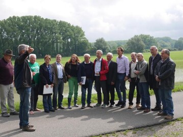 Polderexperte Karl-Peter Schwall (l.) erkl�rt beim 40. Abgeordnetentag des Kreisbauernverbandes (KBV) Karlsruhe am 4. Juni 2016 die Folgen des Retentionsprojektes Elisabethenw�rt bei Philippsburg (Landkreis Karlsruhe).