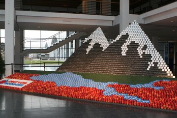Statt Apfelpyramide empf�ngt nun die Obstanbauregion Bodensee mit Alpengipfeln im Hintergrund die Messebesucher der Fruchtwelt.
