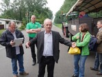 Kreisvorsitzender Werner Kunz erklärt am Bootshaus Huttenheim die Stationen des 40. Abgeordnetentages des Kreisbauernverbandes (KBV) Karlsruhe am 4. Juni 2016.