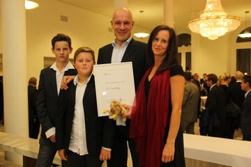 Stolzer Landespreistr�ger mit seiner Familie nach der Preisverleihung im Stuttgarter Neuen Schloss, von rechts: Sabine Hitzel, Martin Bauer, die S�hne Michel und Noah.