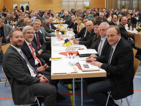 Bauerntag Ostalb am 6. M�rz 2015 in Heuchlingen (vorne von links): Gesch�ftsf�hrer Johannes Strau�, Landrat Klaus Pavel, Vorsitzender Anton Weber (2. von rechts), Pr�sident Joachim Rukwied.
