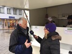 Schweinehalter Wilhelm Heine gibt ein Interview in Ravensburg