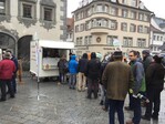 Lange Schlange am Wurststand in Ravensburg
