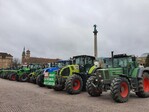 Ein Teil der Traktoren stellte sich auf dem Schlossplatz vor dem Neuen Schloss auf.