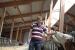 Christoph Glaser in seinem neuen Stall - 45 Kühe sind im Oktober 2015 eingezogen