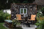 Sitzecke gepaart mit Insektenhotel: Sigrif Wolf verknüpft Erholung mit Nützlichem.